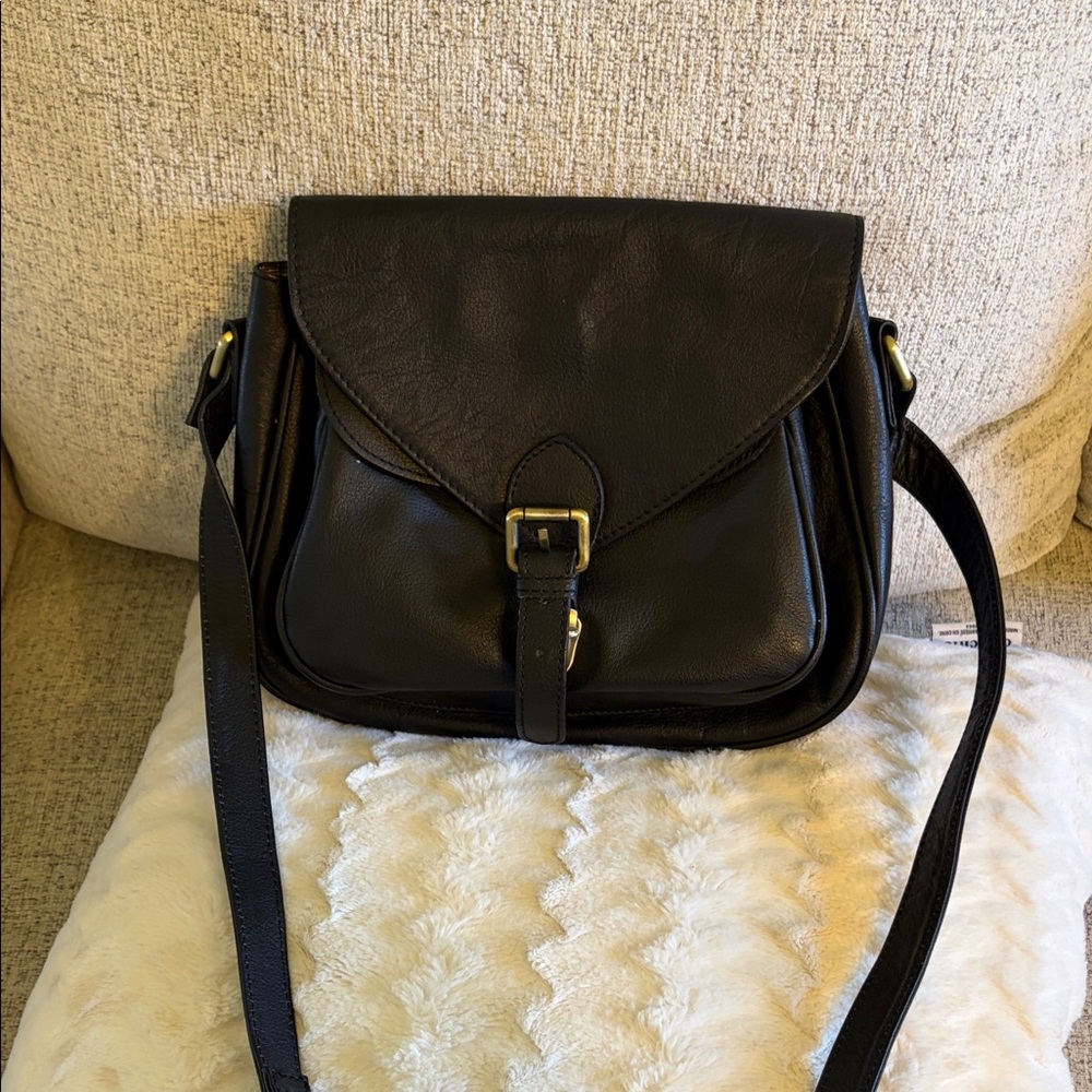 Classic Black Leather Crossbody Bag - Unbranded